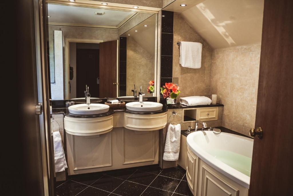 Suite,925607536:JPEG